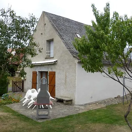 Casa de Férias Maison Renovee A Menet: 5 Pers, Jardin Clos, Wifi, Proche Nature & Loisirs - Fr-1-742-483