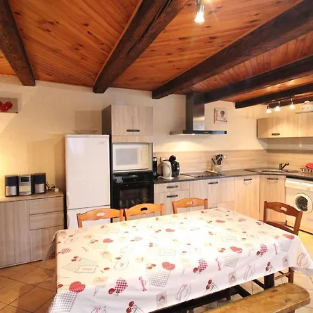 Maison Renovee A Menet: 5 Pers, Jardin Clos, Wifi, Proche Nature & Loisirs - Fr-1-742-483