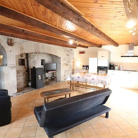 Maison Renovee A Menet: 5 Pers, Jardin Clos, Wifi, Proche Nature & Loisirs - Fr-1-742-483 Menet